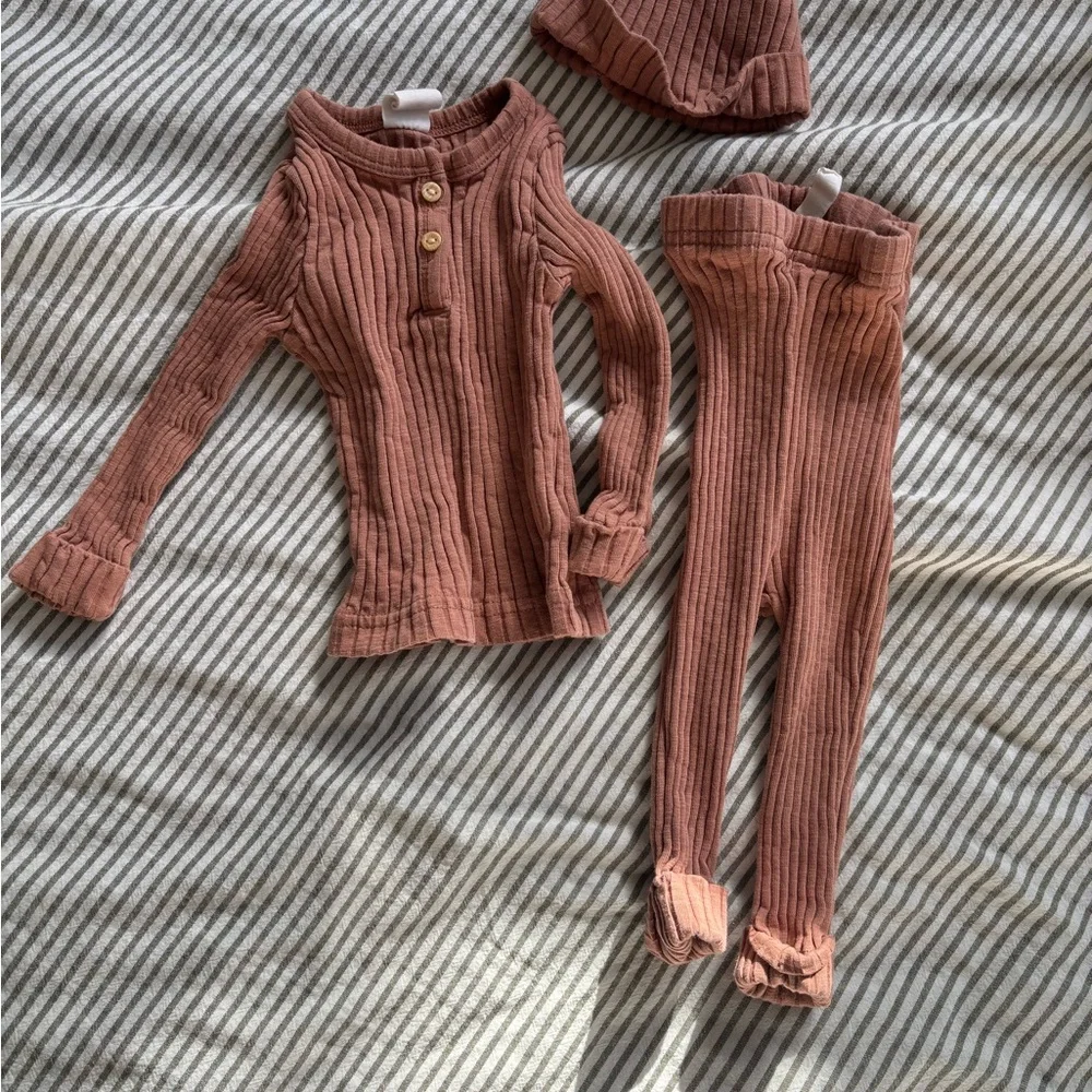 H&M Ribbed Knit baby Set in Rust - Picture 1 of 2